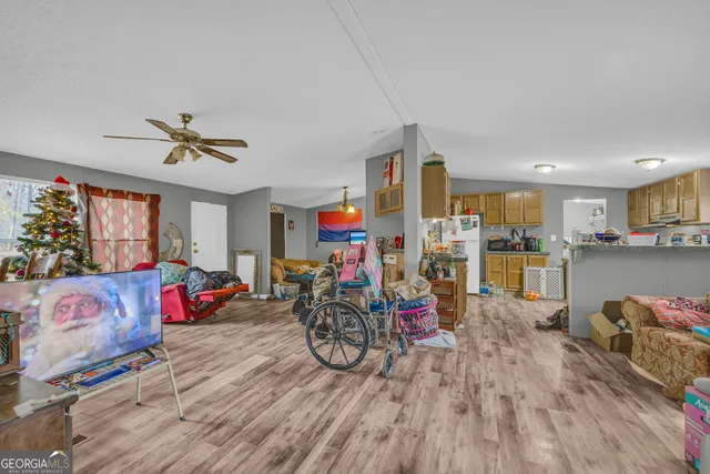 a view of a livingroom with furniture and a ceiling fan