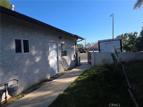 a view of a house with backyard and garden