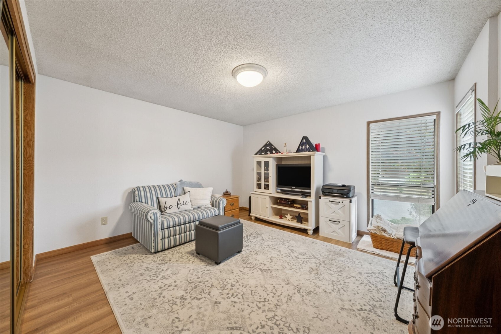 2350 Rincon Avenue Enumclaw, WA 98022 - Photo 24 of 31 a living room with furniture and a flat screen tv