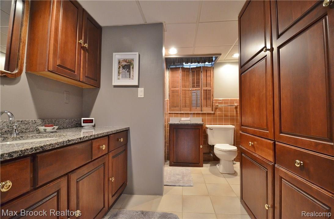 27149 Gardenway Road Franklin, MI 48025 - Photo 24 of 29 Nice Lower Level Full Bath w/Granite