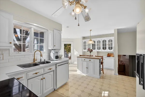 $385,000 | 218 Longview Avenue, Green Bay, WI 54301