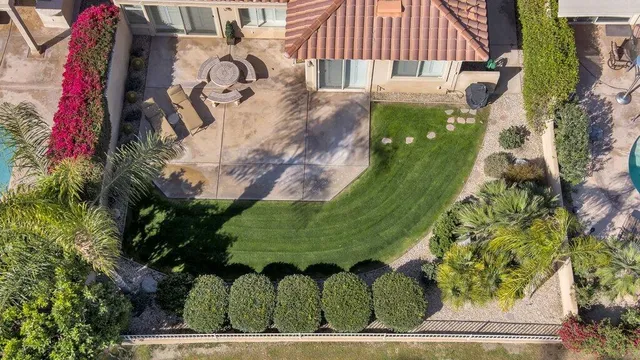 a view of a back yard