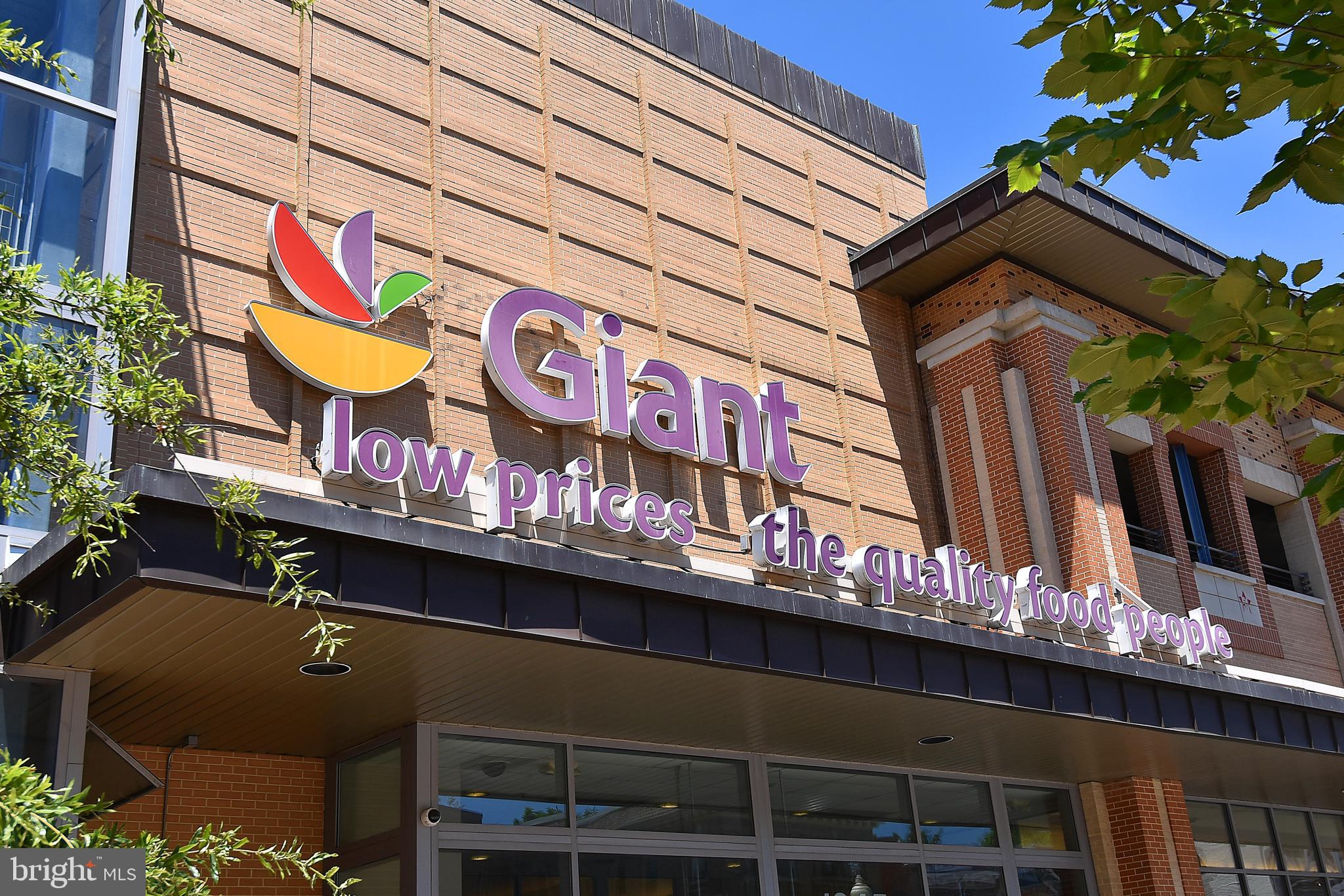 625 Park Road Northwest, Unit C8 Washington, DC 20010 - Photo 27 of 35 Vibrant storefront of Giant supermarket.