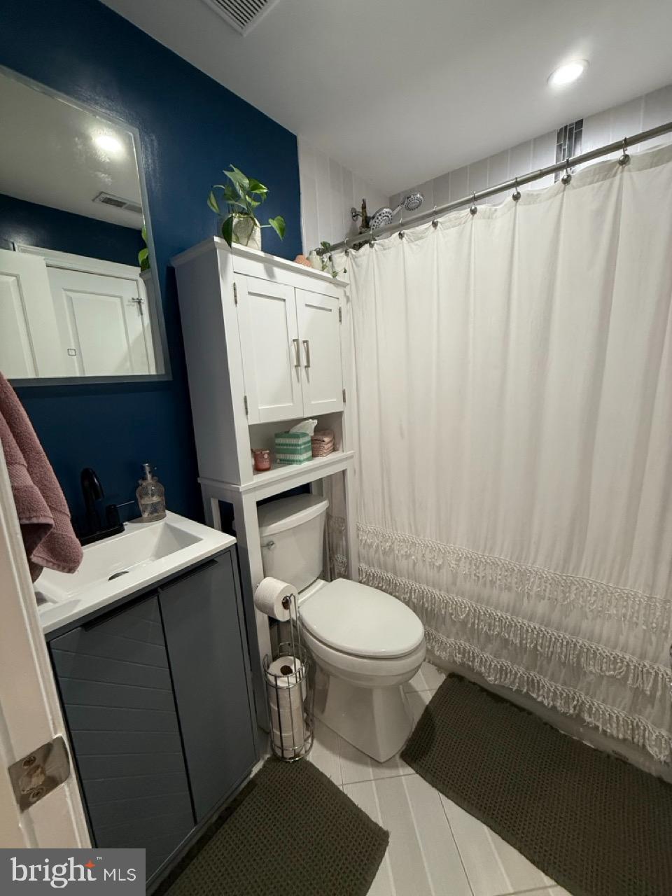 625 Park Road Northwest, Unit C8 Washington, DC 20010 - Photo 10 of 35 Chic bathroom with modern accents and style.