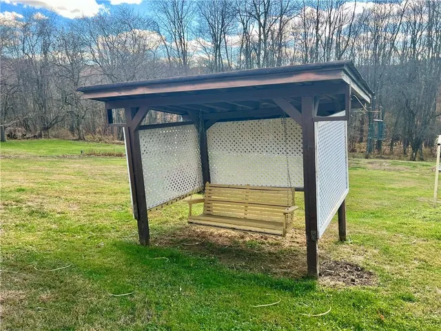 a view of a backyard
