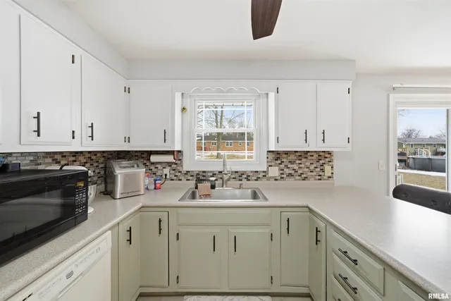 $239,900 | 604 Ivy Lane, Tremont, IL 61568