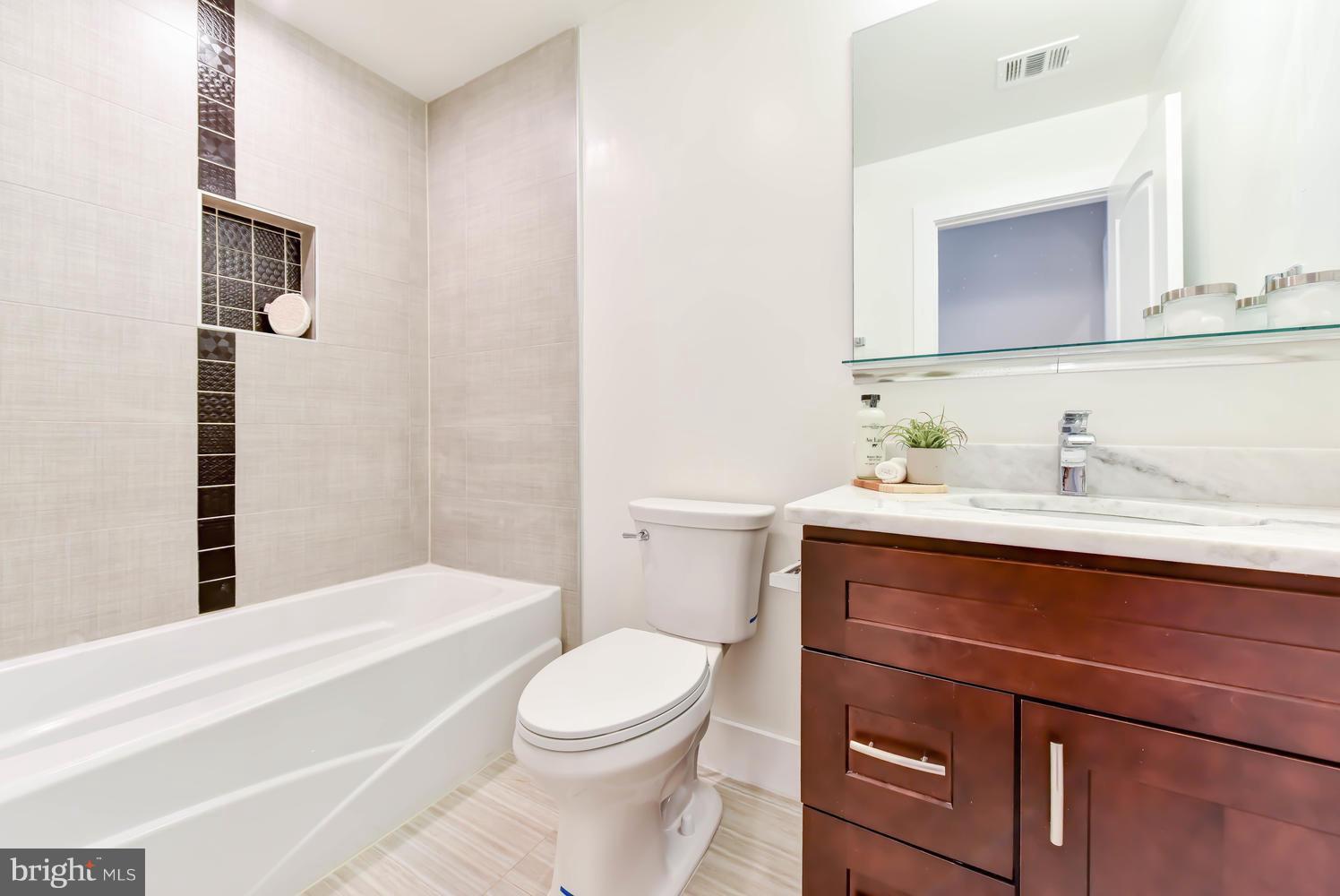 1327 Spring Road Northwest, Unit 1 Washington, DC 20010 - Photo 17 of 22 Bath