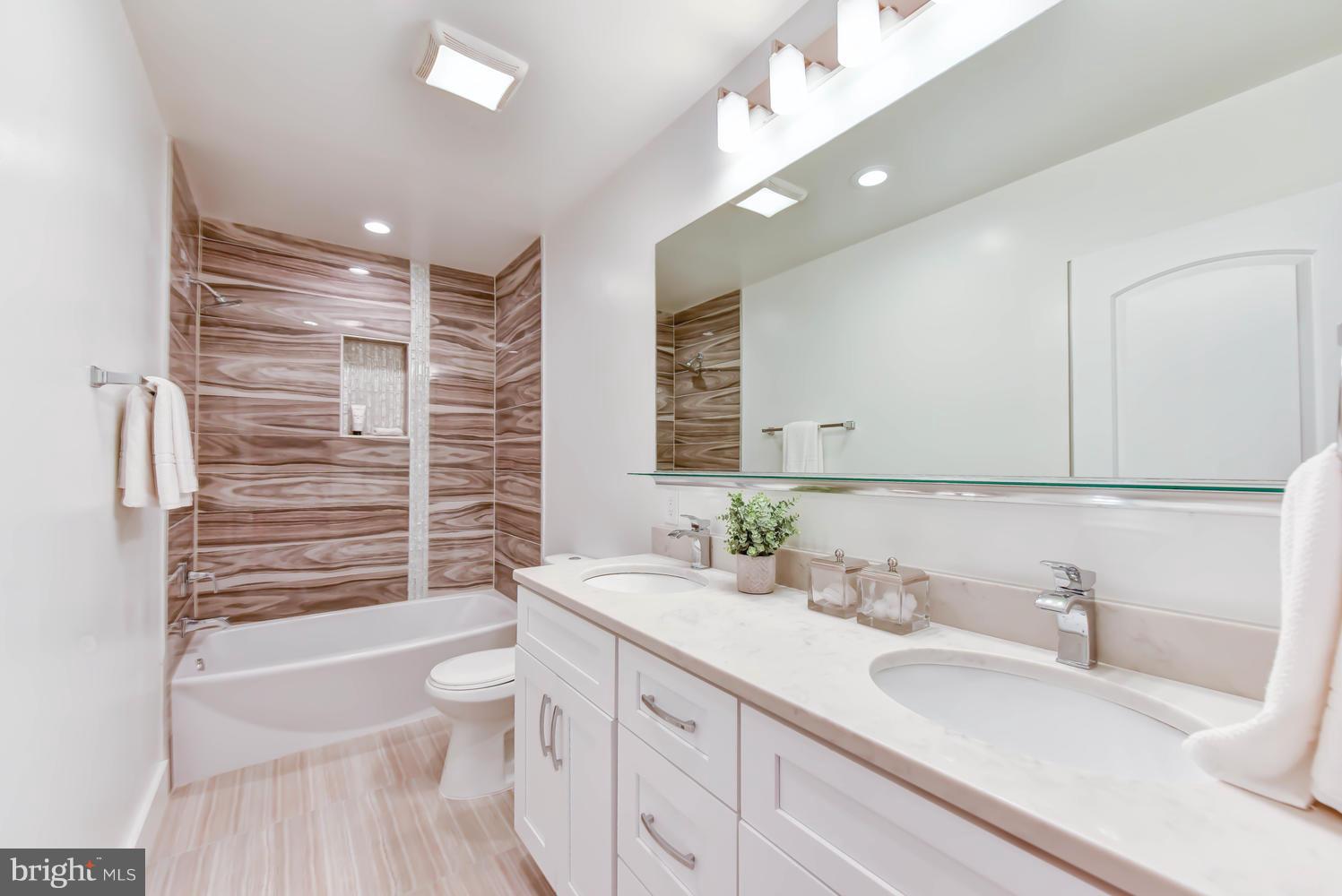 1327 Spring Road Northwest, Unit 1 Washington, DC 20010 - Photo 8 of 22 Main level full bath