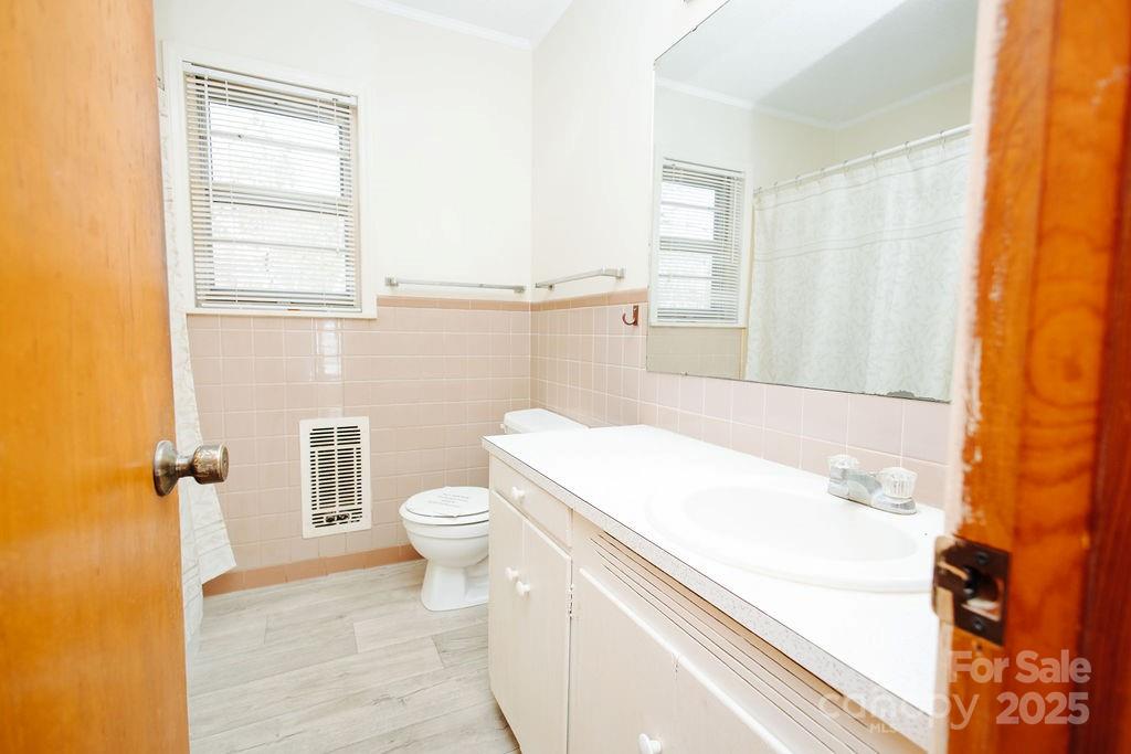 541 Romine Drive Marion, NC 28752 - Photo 13 of 23 a bathroom with a sink a toilet and a tub