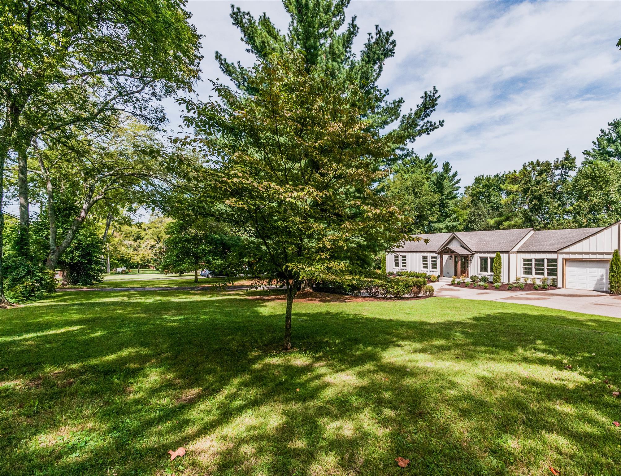3902 Hobbs Road Nashville, TN 37215 - Photo 5 of 23 Lush green front yard.