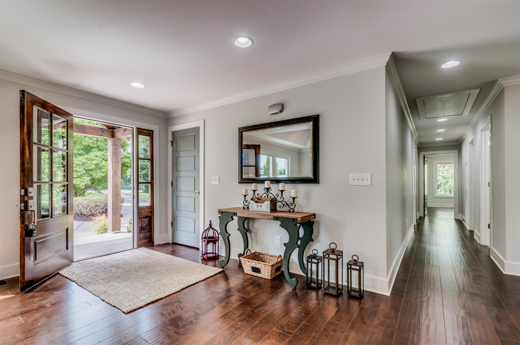 3902 Hobbs Road Nashville, TN 37215 - Photo 7 of 23 Foyer with lots of light!