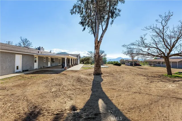 a view of a house with backyard