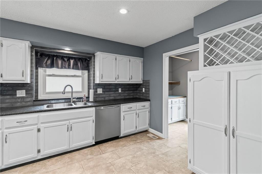 1108 Northeast Ridgeview Drive Lee's Summit, MO 64086 - Photo 13 of 38