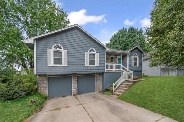$300,000 | 1108 Northeast Ridgeview Drive, Lee's Summit, MO 64086