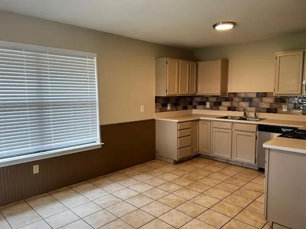$1,750 | 713 East Avenue F, Midlothian, TX 76065