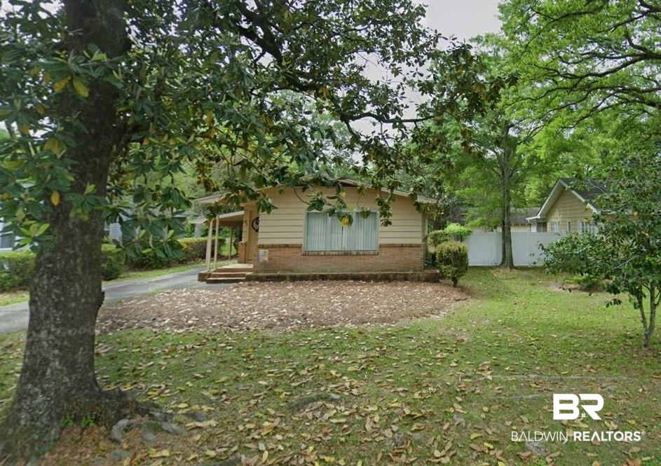 217 West Magnolia Avenue Foley, AL 36535 - Photo 2 of 21 Front yard