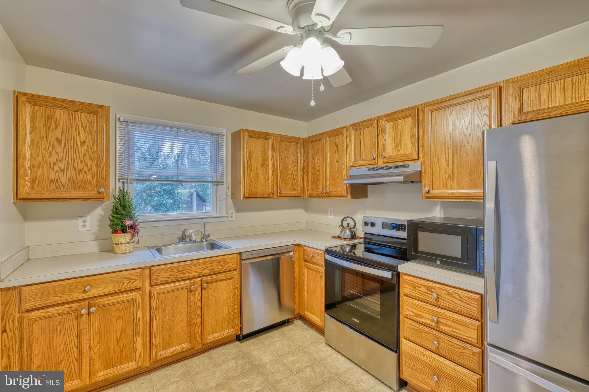 552 Pheasant Court Pasadena, MD 21122 - Photo 2 of 37