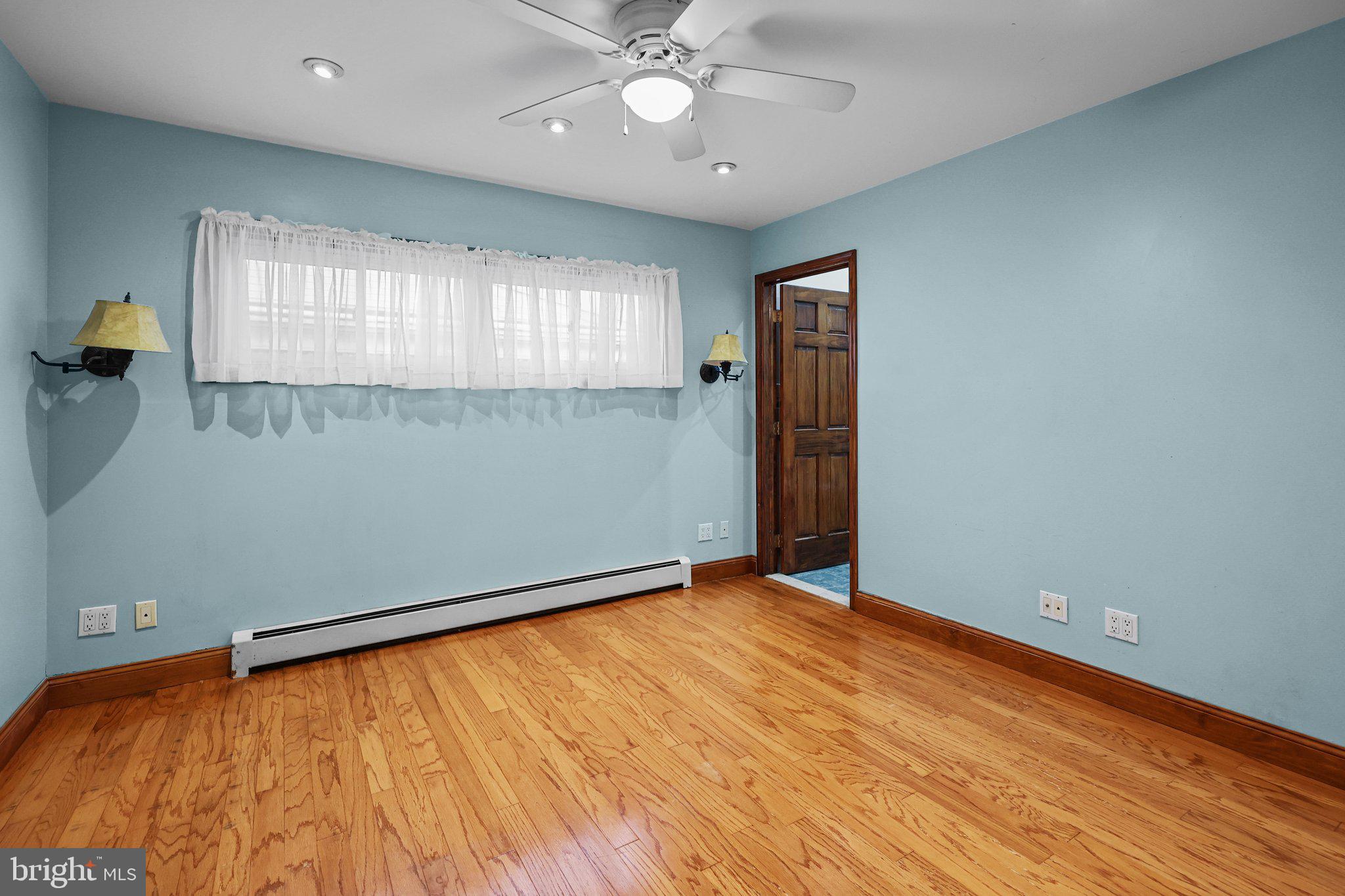 2843 Nestling Road Philadelphia, PA 19154 - Photo 15 of 42 Abundant sunlight & ceiling fan
