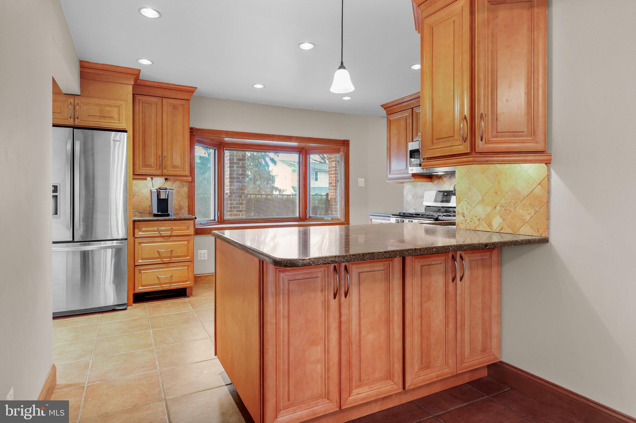 2843 Nestling Road Philadelphia, PA 19154 - Photo 4 of 42 Maple cabinets with soft-close drawers
