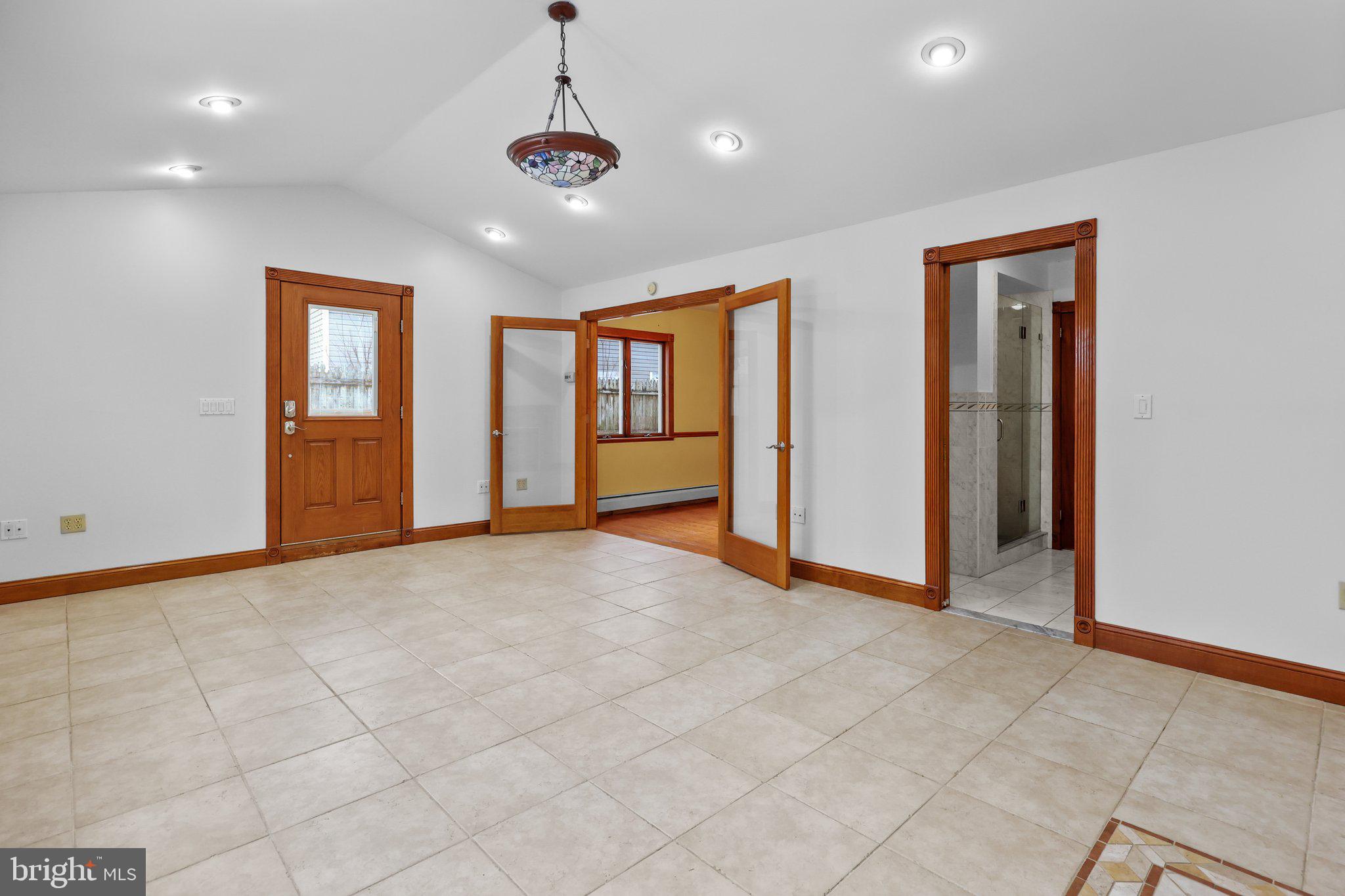 2843 Nestling Road Philadelphia, PA 19154 - Photo 9 of 42 Great room with vaulted ceiling