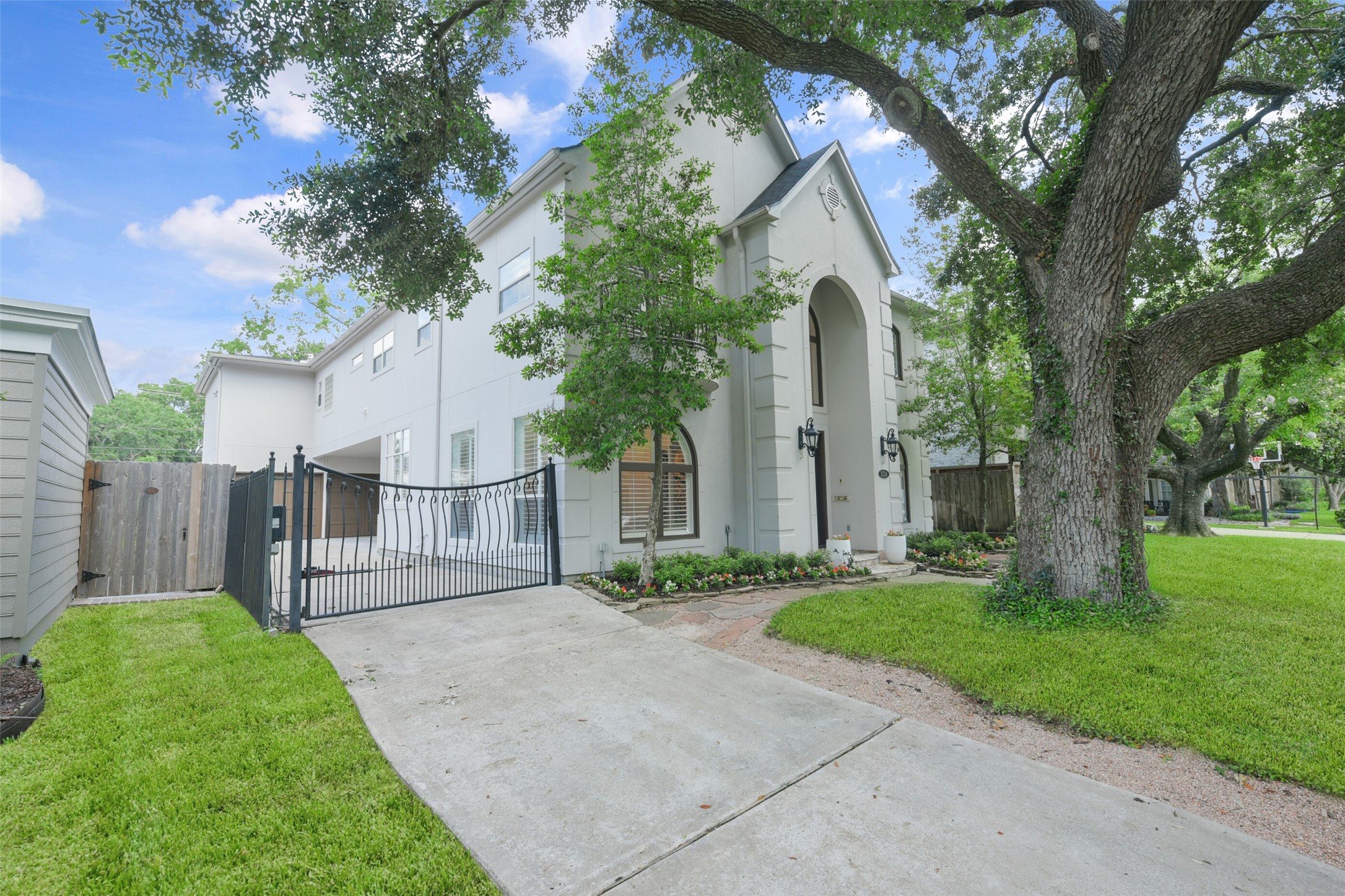3724 Wroxton Road Houston, TX 77005 - Photo 3 of 40 Gated driveway and 2-car garage with extra flex room above.