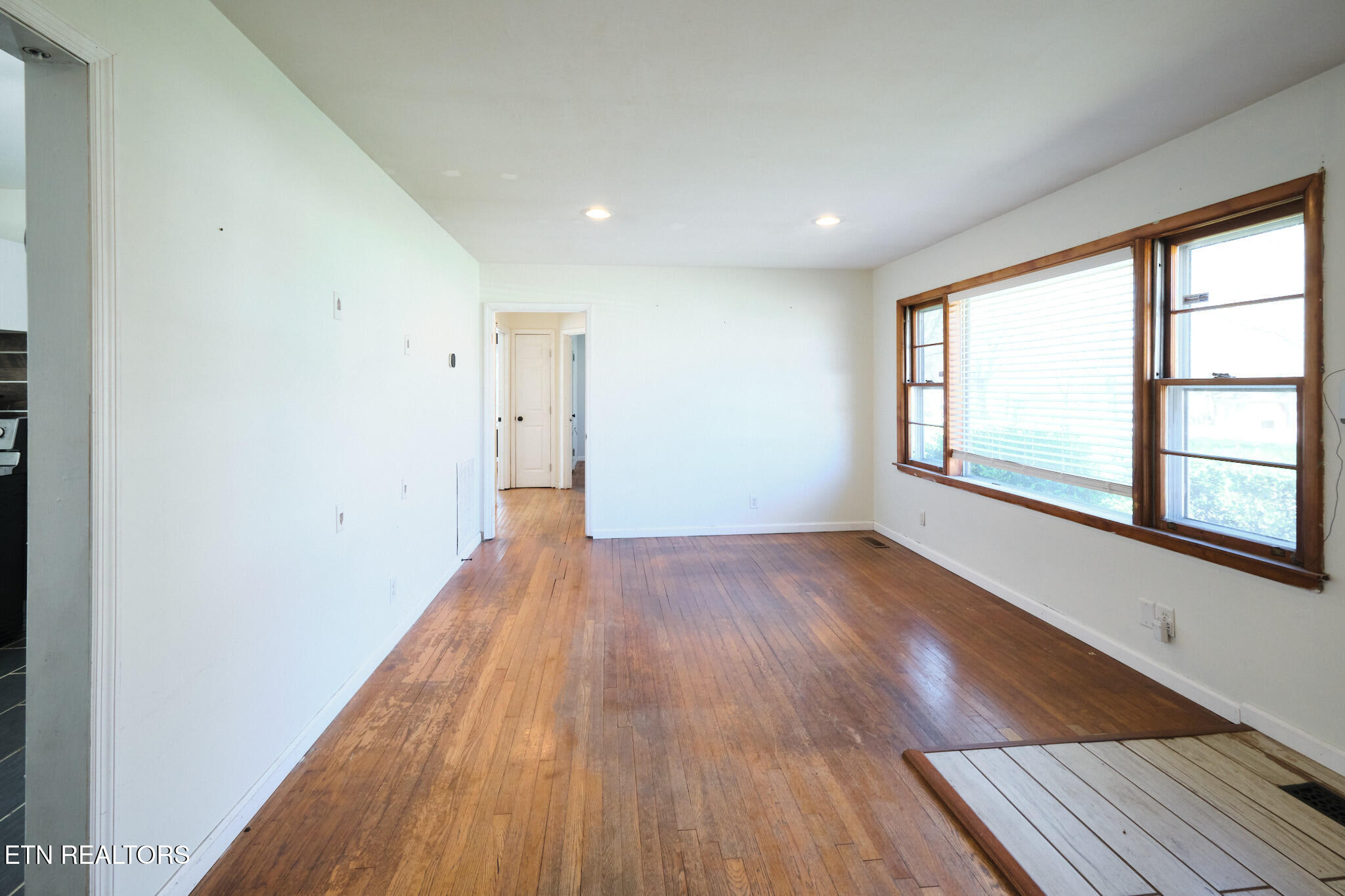 548 Murray Road Northwest Knoxville, TN 37912 - Photo 11 of 56 548 Murray Dr 22