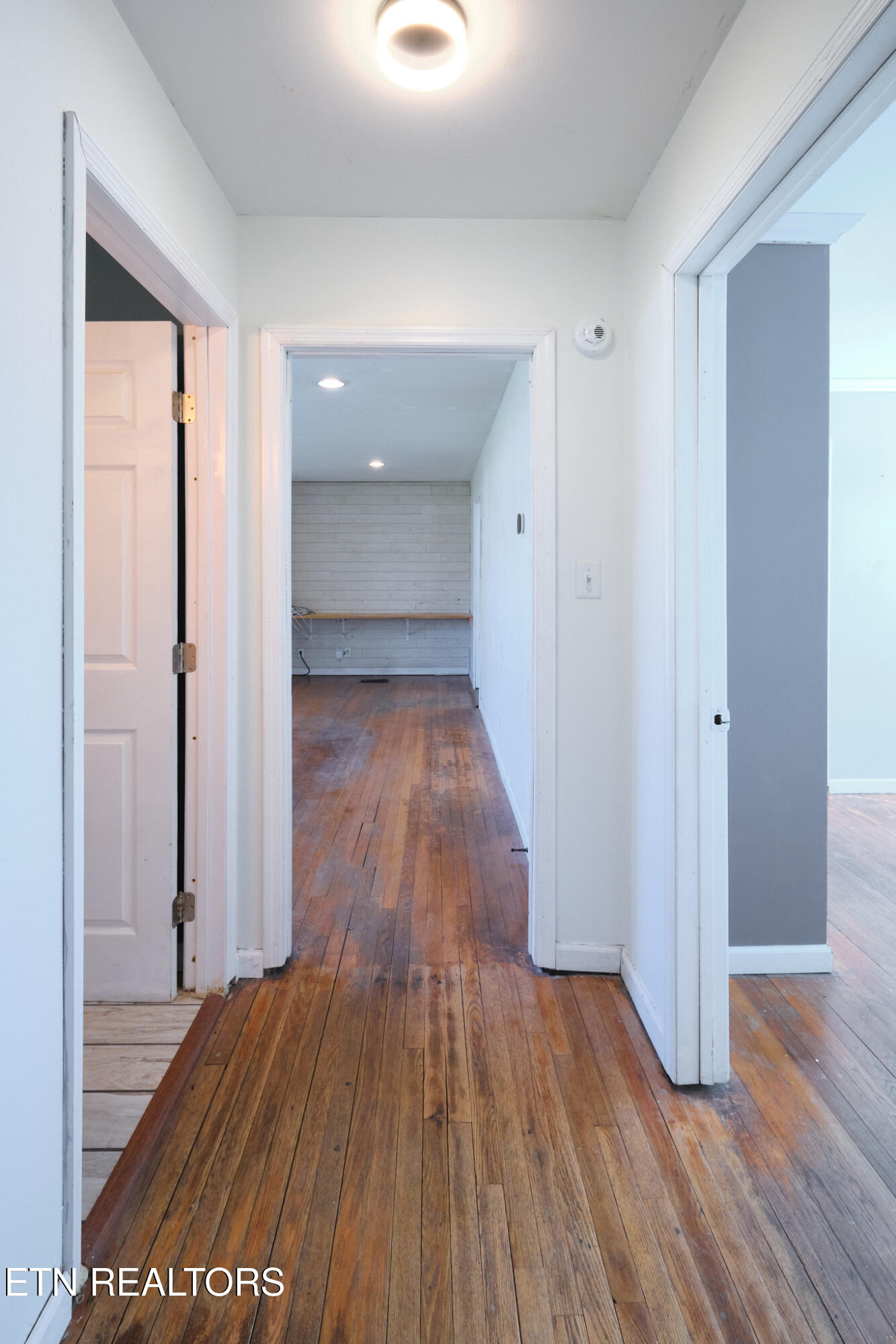 548 Murray Road Northwest Knoxville, TN 37912 - Photo 12 of 56 548 Murray Dr 21