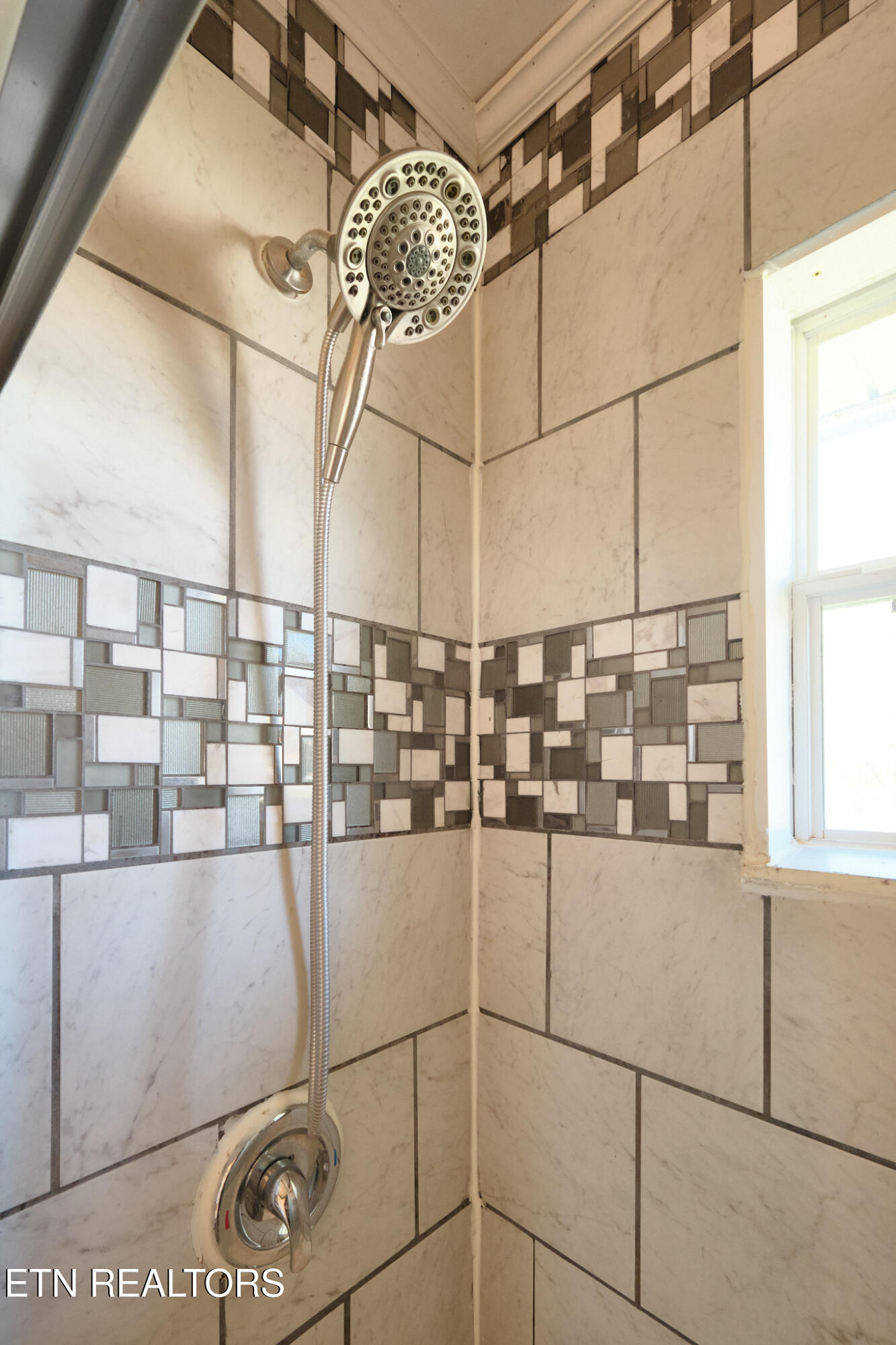 548 Murray Road Northwest Knoxville, TN 37912 - Photo 17 of 56 548 Murray Dr 11