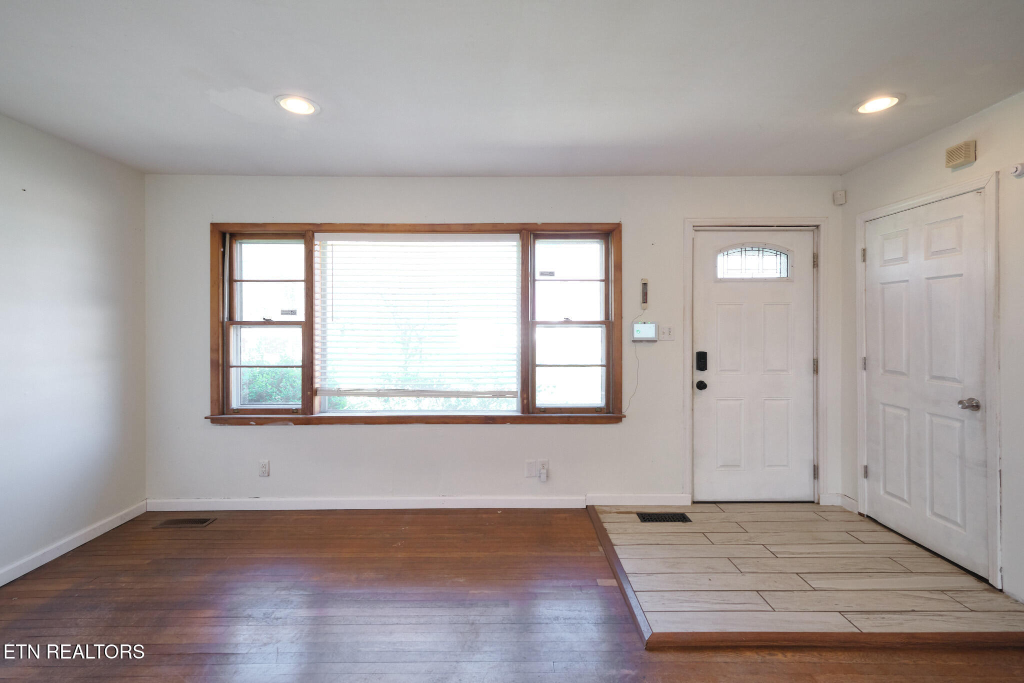 548 Murray Road Northwest Knoxville, TN 37912 - Photo 3 of 56 548 Murray Dr 2