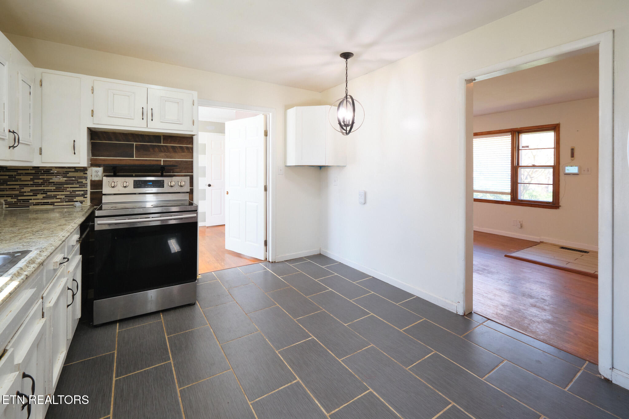 548 Murray Road Northwest Knoxville, TN 37912 - Photo 6 of 56 548 Murray Dr 6