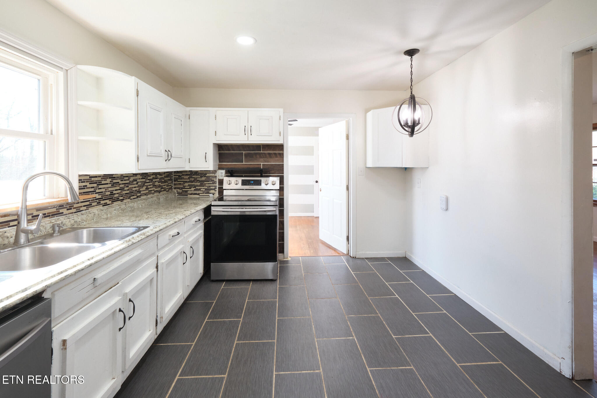 548 Murray Road Northwest Knoxville, TN 37912 - Photo 7 of 56 548 Murray Dr 4