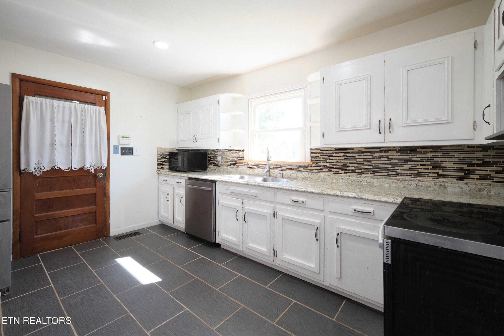 548 Murray Road Northwest Knoxville, TN 37912 - Photo 8 of 56 548 Murray Dr 5