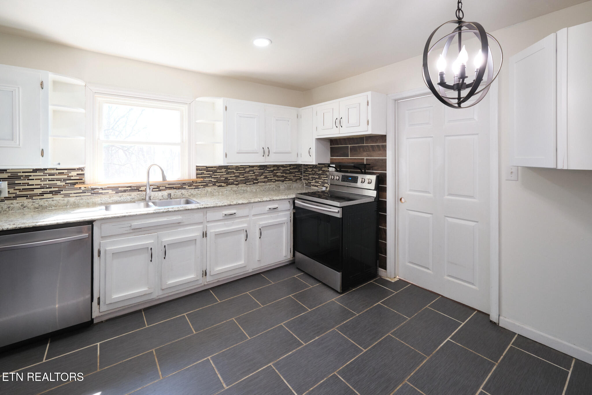 548 Murray Road Northwest Knoxville, TN 37912 - Photo 9 of 56 548 Murray Dr 23
