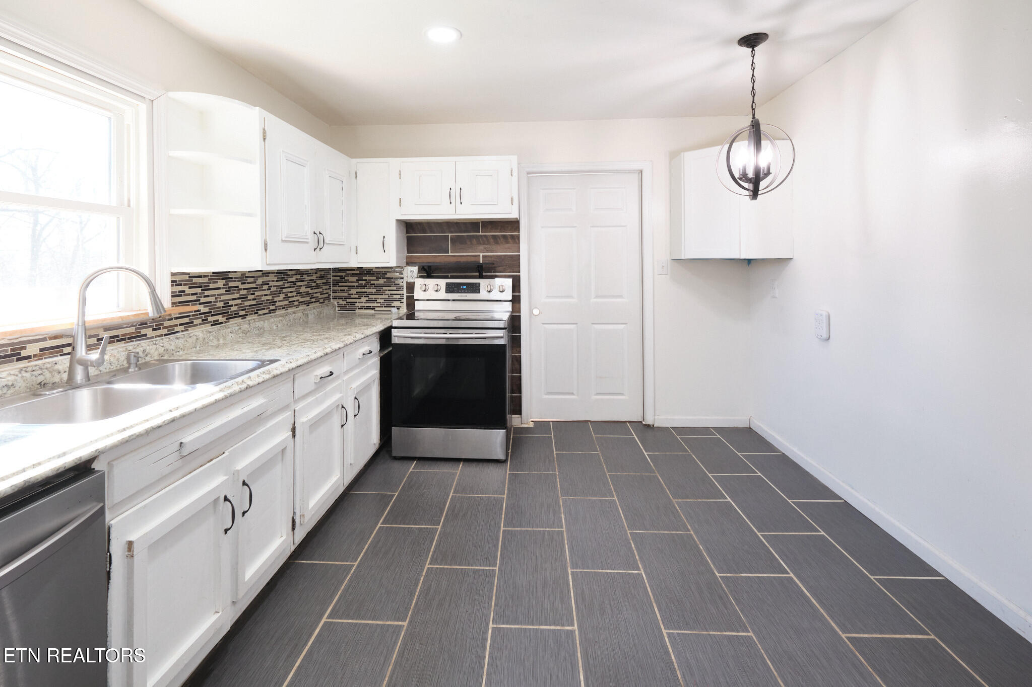 548 Murray Road Northwest Knoxville, TN 37912 - Photo 10 of 56 548 Murray Dr 24