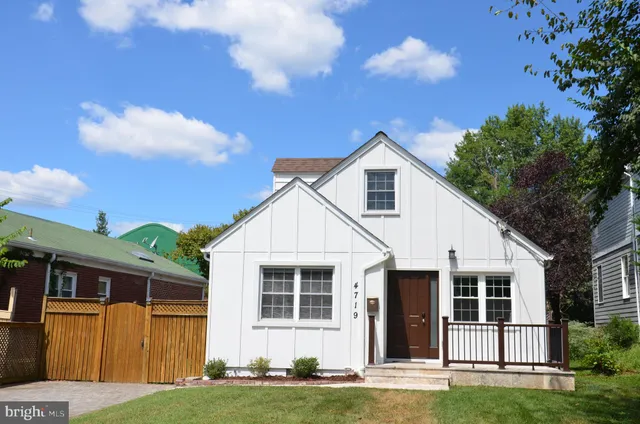 a view of a yard in front of house