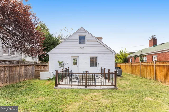 a view of a small house with yard and plants