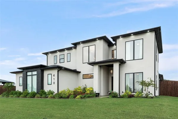 a house that is sitting in the grass