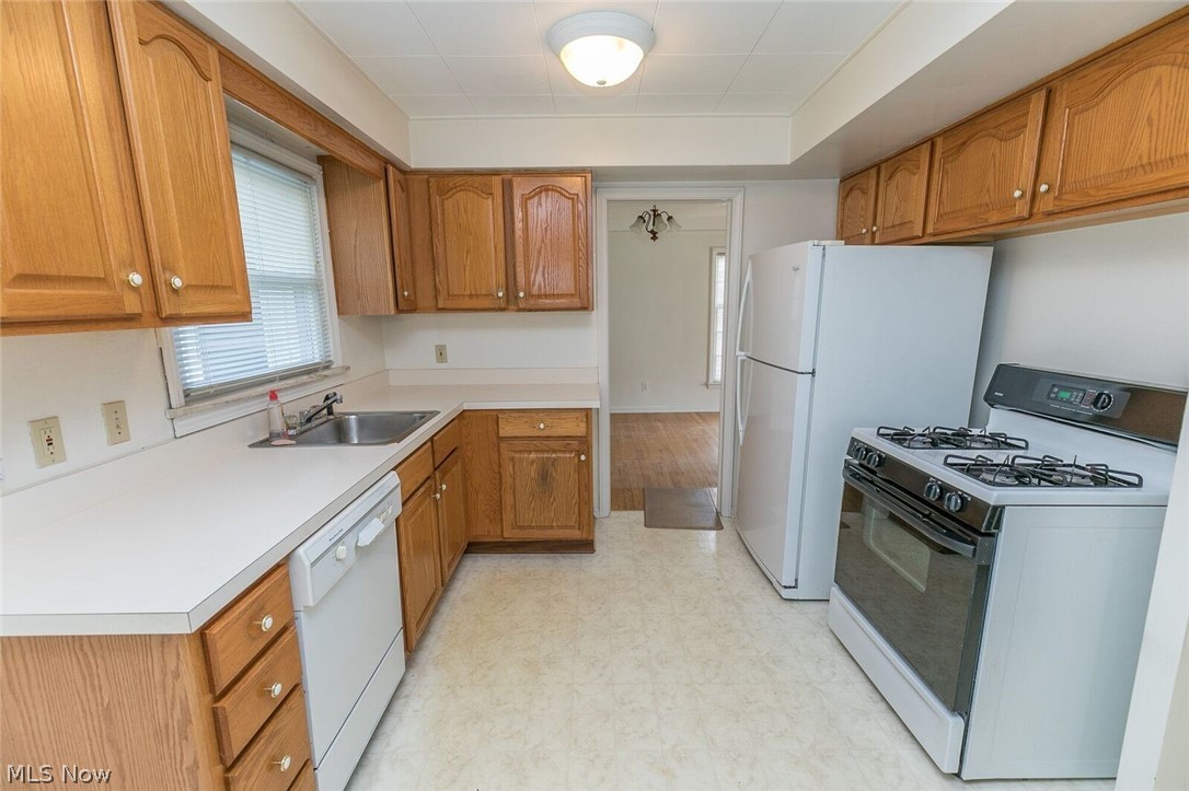4487 Greenwold Road South Euclid, OH 44121 - Photo 10 of 30