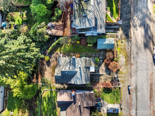 a view of a house with backyard and tree