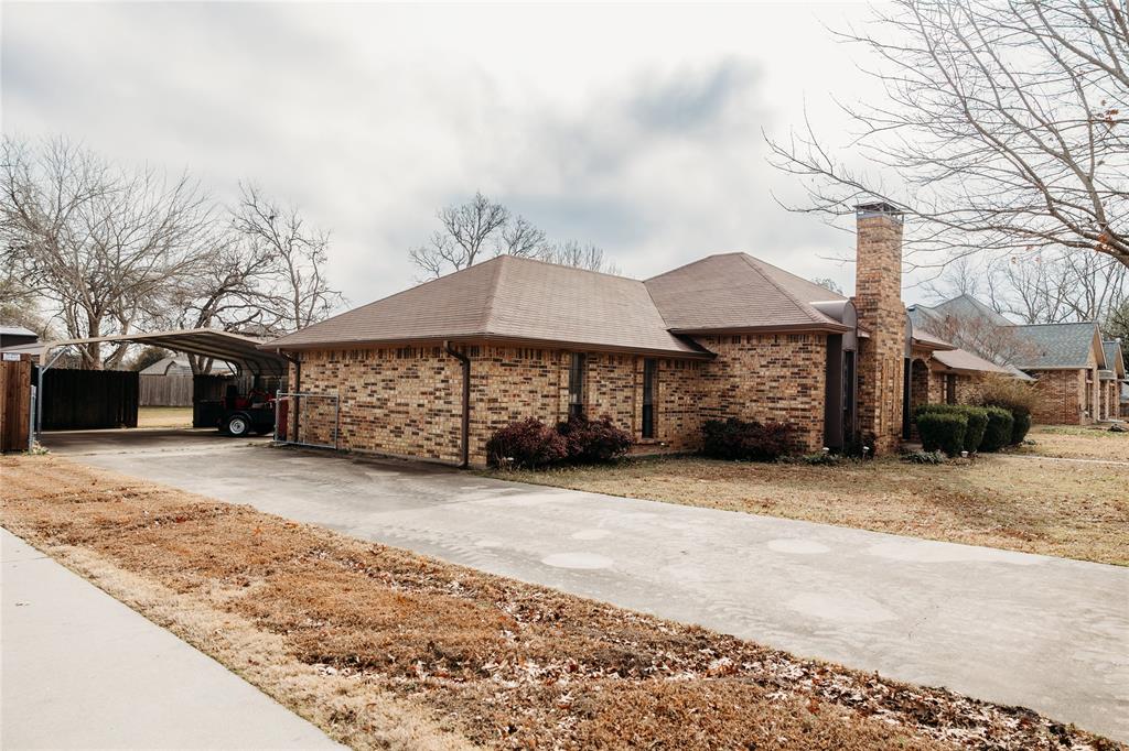2106 Pecan Street Bonham, TX 75418 - Photo 3 of 23