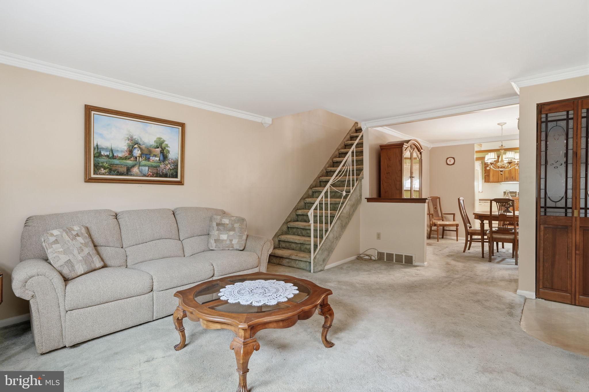 131 Ridgefield Road Philadelphia, PA 19154 - Photo 5 of 27 living room