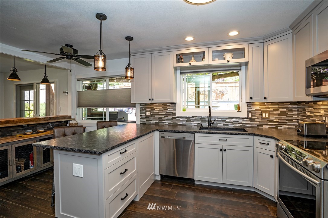 4203 Robin Road West University Place, WA 98466 - Photo 10 of 30 Gallery Image 10
