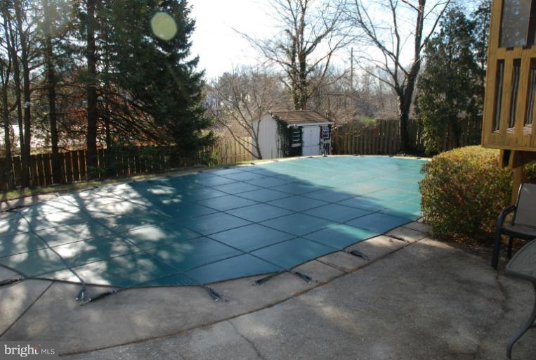 11812 Fernshire Road Gaithersburg, MD 20878 - Photo 15 of 17 outdoor pool