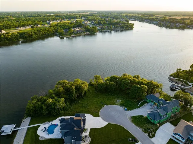 $1,397,000 | 12 Omaha Circle, Lake Winnebago, MO 64034