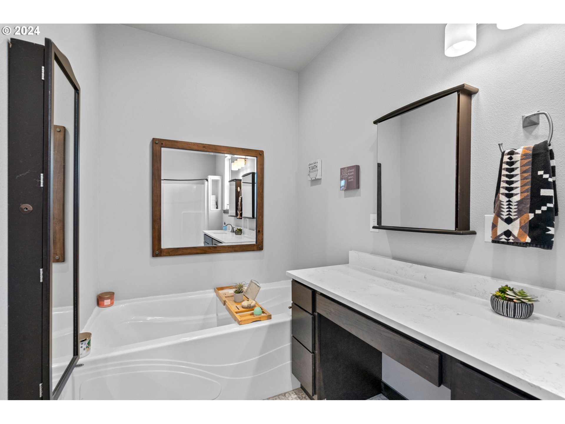 509 Southwest Quinney Place Pendleton, OR 97801 - Photo 21 of 32 a bathroom with a sink a vanity and a bathtub