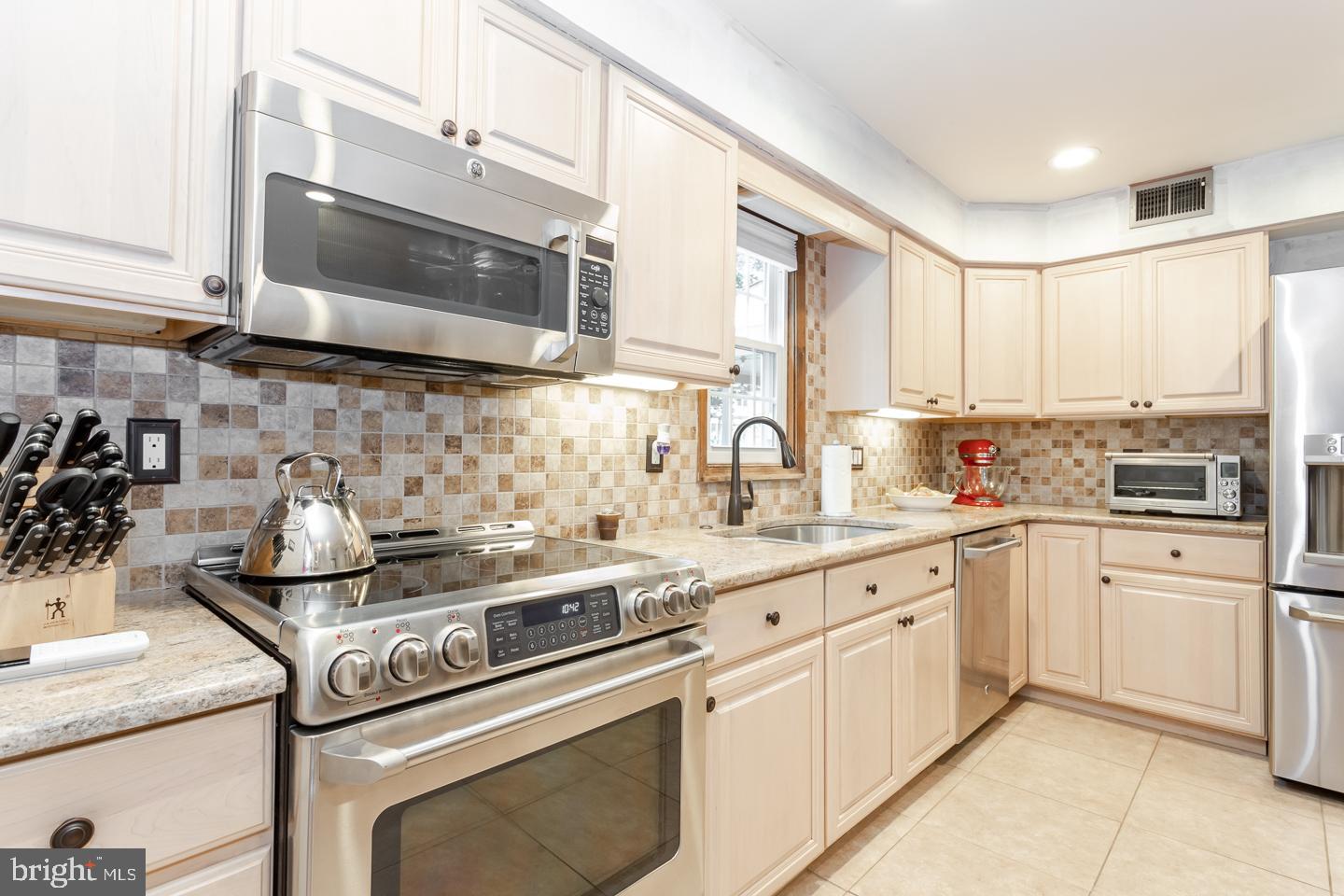 908 Radnor Road Wayne, PA 19087 - Photo 10 of 46