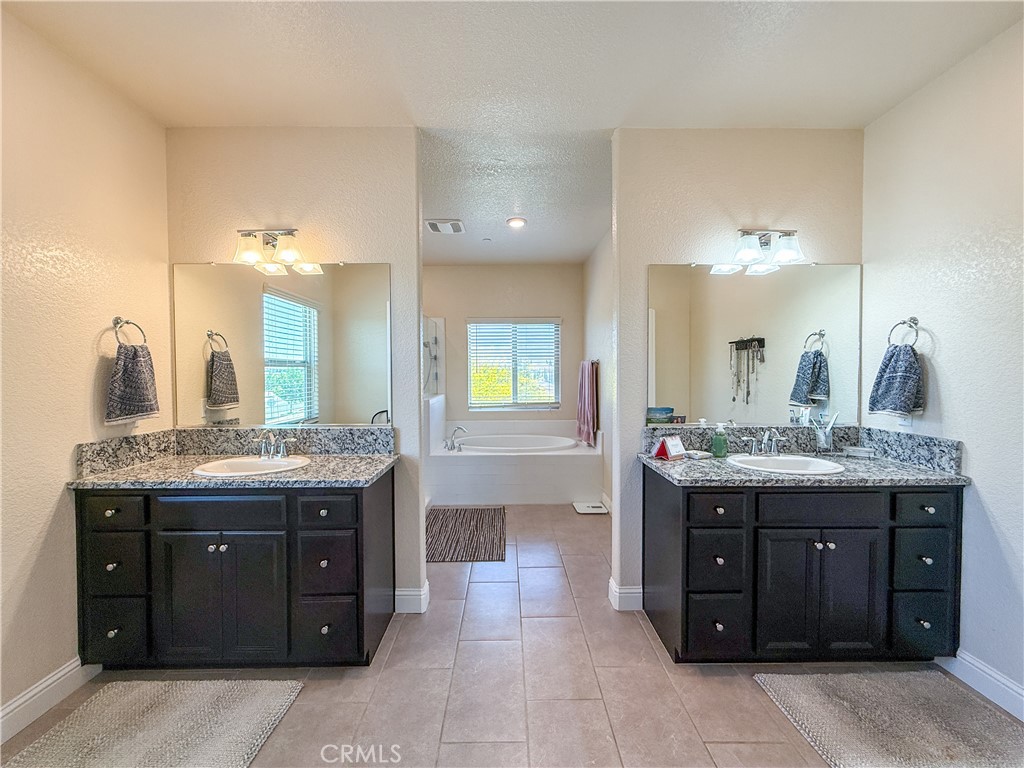 4407 Kerr Court Merced, CA 95348 - Photo 12 of 30 Upstairs Grand Bathroom