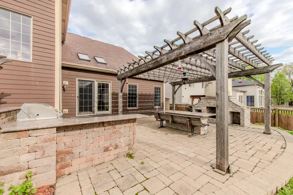a view of a backyard