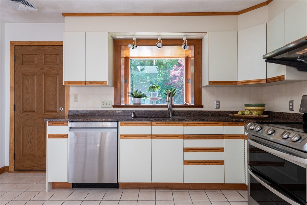 29 Ellen Road Stoneham, MA 02180 - Photo 17 of 42 Gallery Image 17