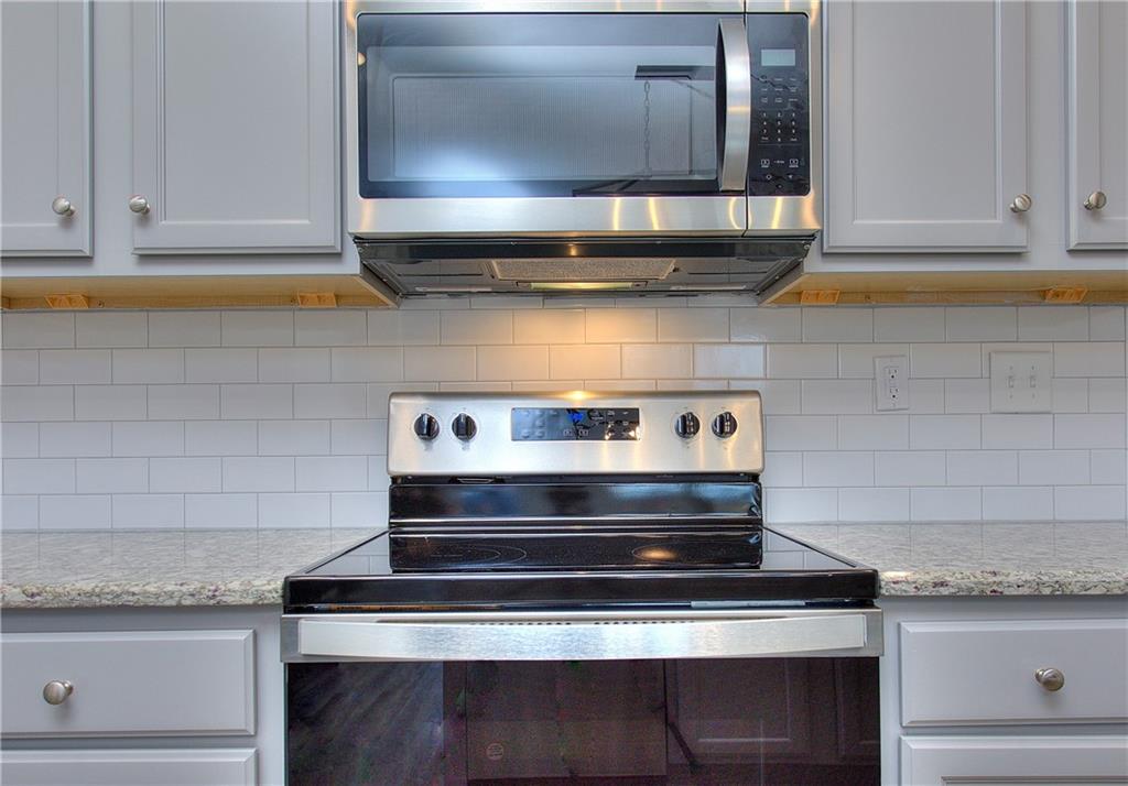 115 Greenview Court Homer, GA 30547 - Photo 10 of 32 a stove top oven sitting inside of a kitchen